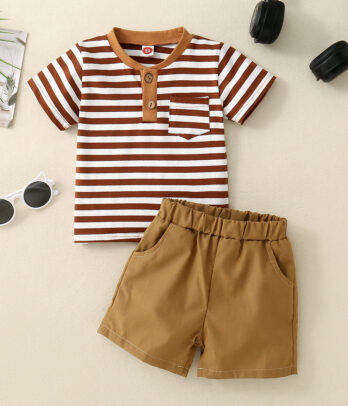 T-shirt à rayure marron avec short assorti