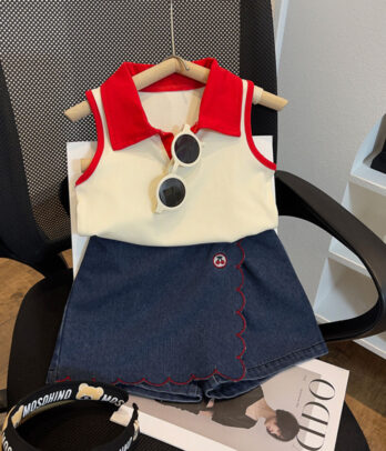 Ensemble de jupe short en jean avec haut à col classique rouge