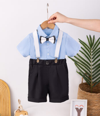 Ensemble de short bleu nuit à bretelles avec chemise bleu clair classique