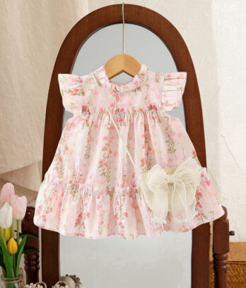 Robe florale rose volantée avec petit sac en paille