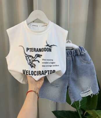 Set estival de short en jean avec haut blanc sans manches