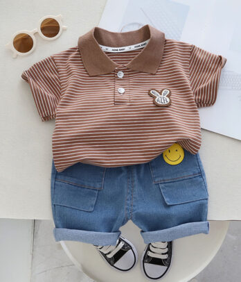 T-shirt à rayure marron avec short en jean clair tendance