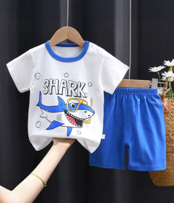 Pyjama "Baby shark" composé de T-shirt blanc et short bleu électrique