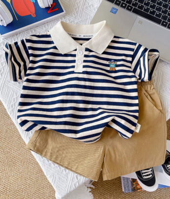 Ensemble short en toile beige et polo à rayures