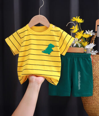Ensemble de short vert et T-shirt jaune à rayures
