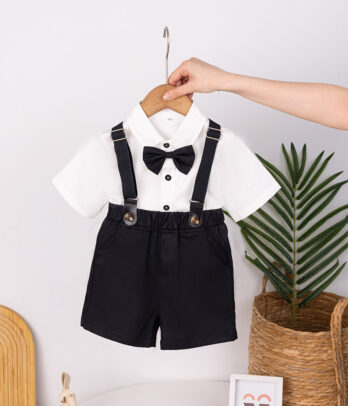 Short noir à bretelles et chemise blanche