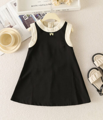 Robe noire sans manches à détails blancs