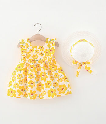 Robe d'été ensoleillée avec petit chapeau blanc assorti