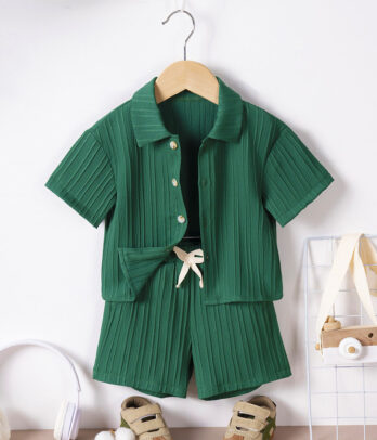 Ensemble vert de short et chemise estivale