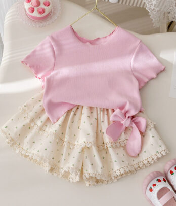 Set de jupe-short bouffant avec haut rose à nœud papillon