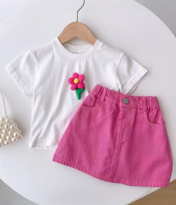 Set estivale composé d'un T-shirt basique et jupe en jean rose