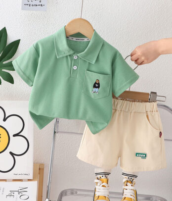 Polo vert avec short en toile blanc cassé