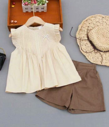 Assortiment de short marron et chemise beige sans manches