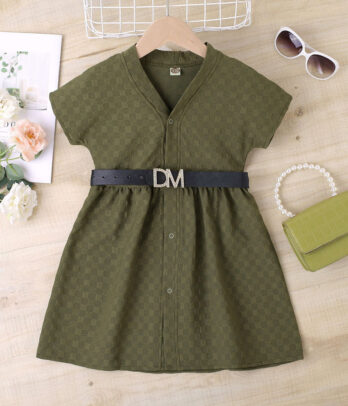 Robe d'été de couleur vert militaire avec ceinture noire