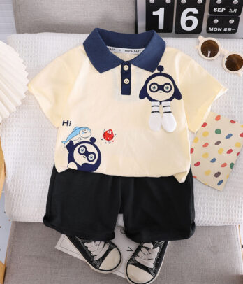 Set de bermuda noir léger et polo beige avec dessins