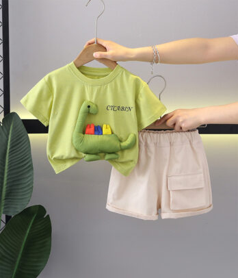 Ensemble estival vert et blanc avec touche ludique – Dinosaure en relief