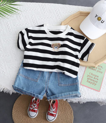Ensemble short en jean et T-shirt à rayures noir et blanc