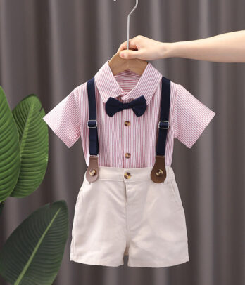 Ensemble de short beige à bretelles et chemise rose clair à manches courtes