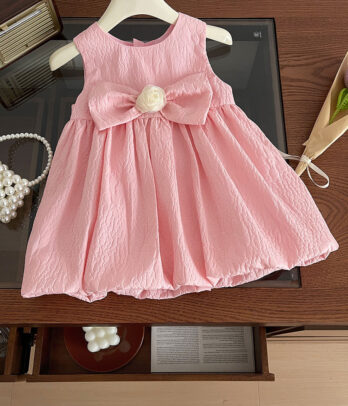 Robe rose claire en brocard avec noeud papillon fantaisie
