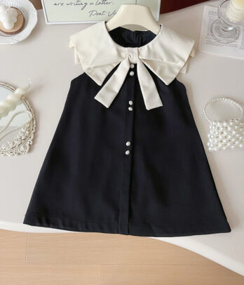 Robe noire avec col en forme de papillon blanc cassé