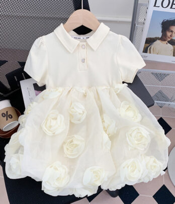 Robe blanche contrasté avec un haut style polo et jupon à fleurs