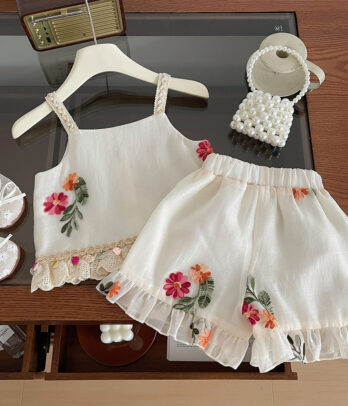 Set mignon de blouse blanche brodé et short volanté assorti