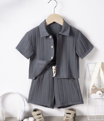 Ensemble gris souris de short et chemise estivale