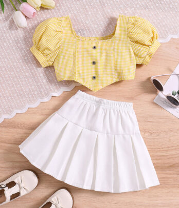 Crop top jaune à petits carreaux et jupe blanche plisée