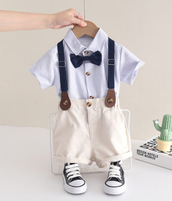 Ensemble de short beige à bretelles et chemise bleu clair à manches courtes