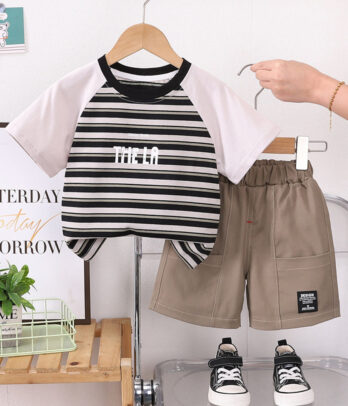 Set de hait demi manches à rayures et short gris