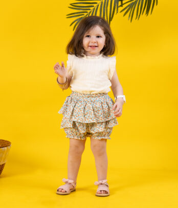 Ensemble haut blanc cassé et short florale à volants