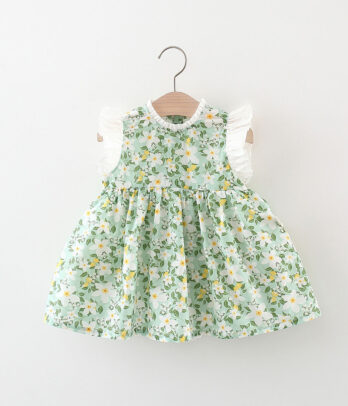 Robe verte fleurie à volants blanc aux niveaux des épaules