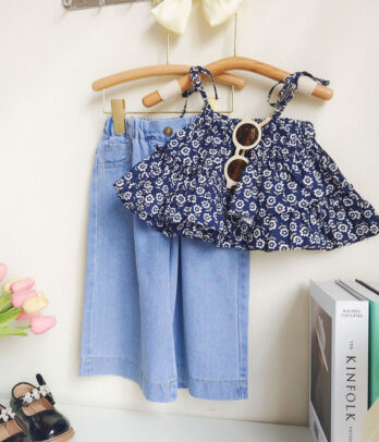 Haut floral à bretelles avec pantalon en jean carré