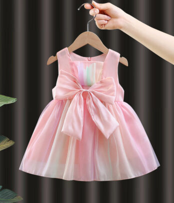 Robe de princesse rose à noeud papillon sur la devanture