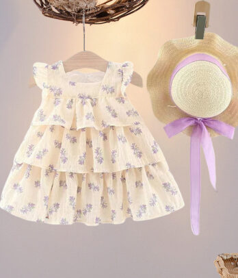 Robe blanc cassé à fleur mauves avec chapeau de paille