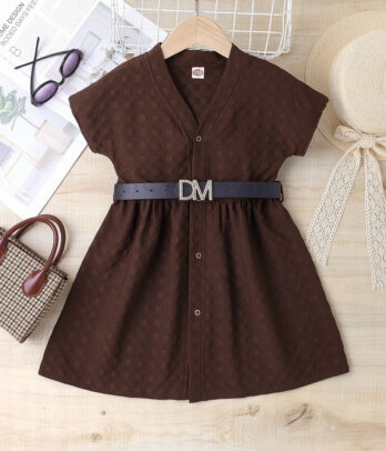 Robe d'été de couleur marron chocolat avec ceinture