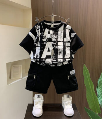 Ensemble de bermuda noir avec T-shirt noir imprimé en blanc