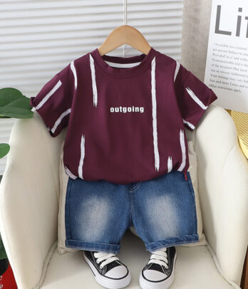 T-shirt grenat "Outgoing" avec short en jean
