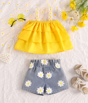Crop top volanté à petites marguerites avec short en jean imprimé