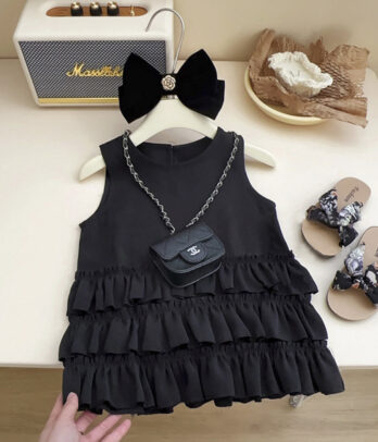 Robe noire volantée sans manches