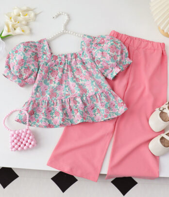 Ensemble estival composé d’un haut floral et d’un pantalon large