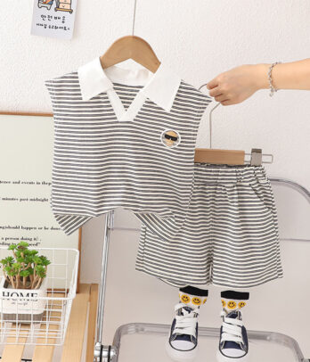 Ensemble de short et haut estival à rayures gris clair