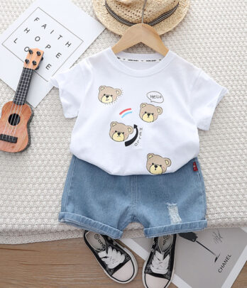 T-shirt blanc imprimé petits oursons avec short en jean