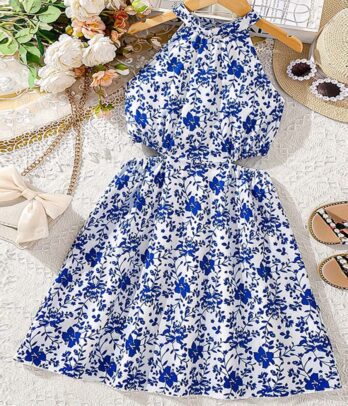Robe florale bleu & blanc ouverte à la taille – Fraîcheur et élégance estivale
