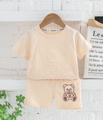 Set pastel – Short & T-shirt "Ourson" – Douceur et style pour les petits aventuriers