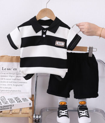 Polo noir et blanc avec short noir assorti