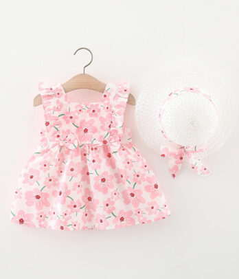 Robe florale rose avec chapeau blanc assorti