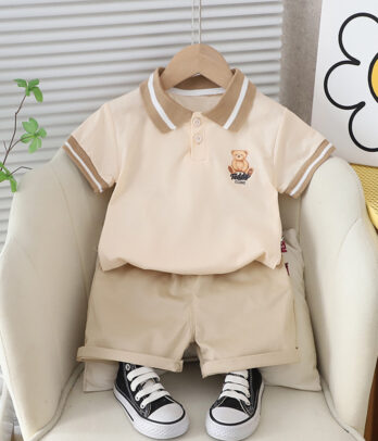 T-shirt style polo avec short beige assorti