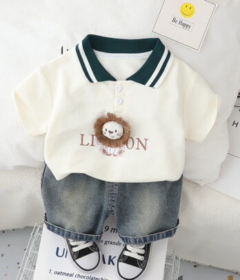 T-shirt style polo de couleur blanche avec bermuda en jean délavé