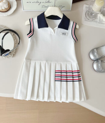 Robe de tennis blanche aux détails rouge et bleu